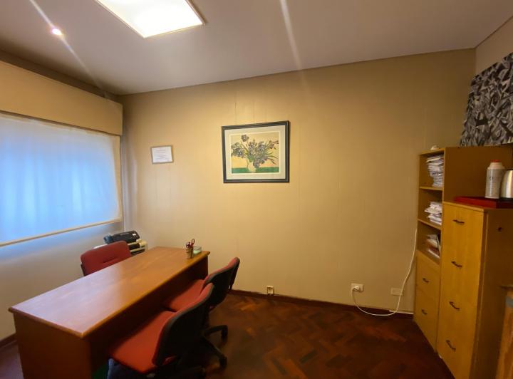 Oficina de 4 Ambientes en Edificio Antiguo de Categoría 2