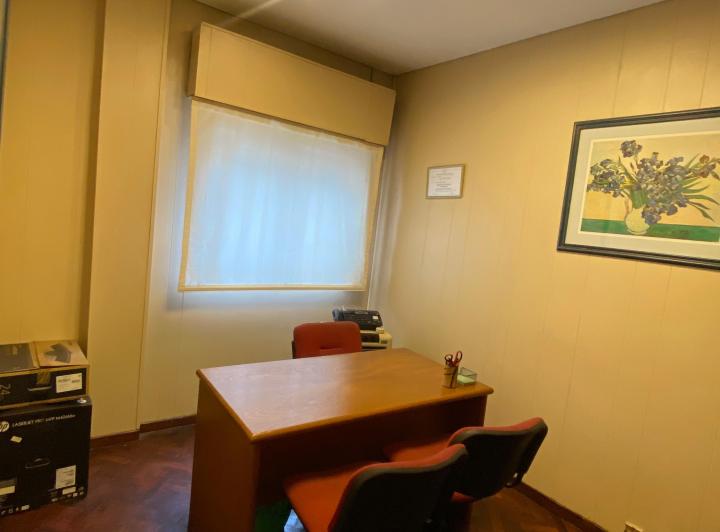 Oficina de 4 Ambientes en Edificio Antiguo de Categoría 3
