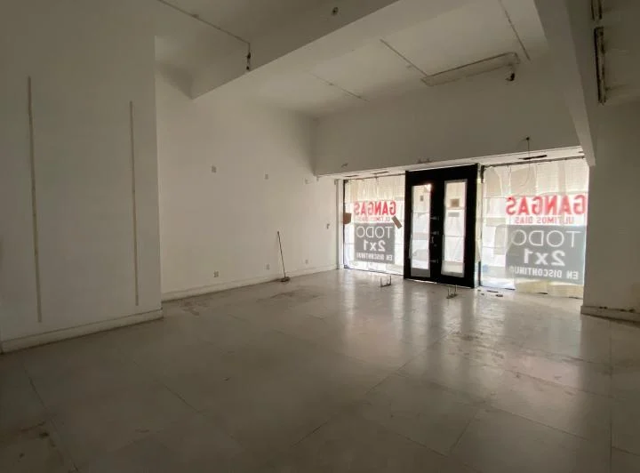 Alquiler - Nuñez- Local comercial sobre Avenida Cabildo con excelente vidriera. 1