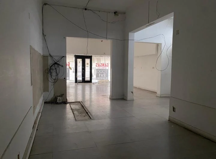 Alquiler - Nuñez- Local comercial sobre Avenida Cabildo con excelente vidriera. 5