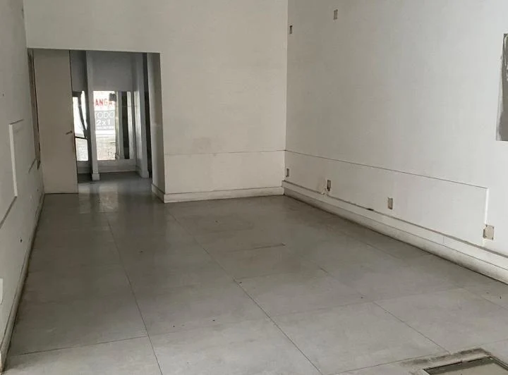 Alquiler - Nuñez- Local comercial sobre Avenida Cabildo con excelente vidriera. 4