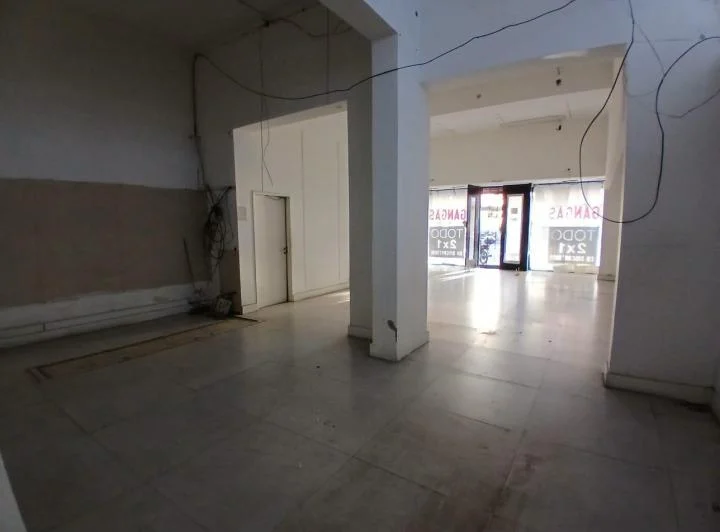 Local comercial sobre Avenida Cabildo con excelente vidriera. 4