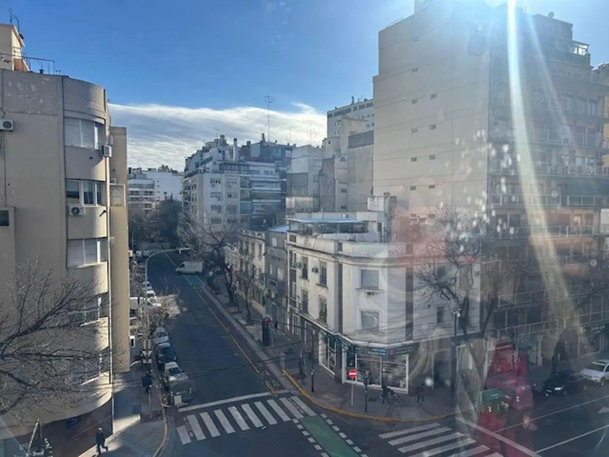 Excelente 3 Ambientes en Esquina, Muy Luminoso y Soleado 2