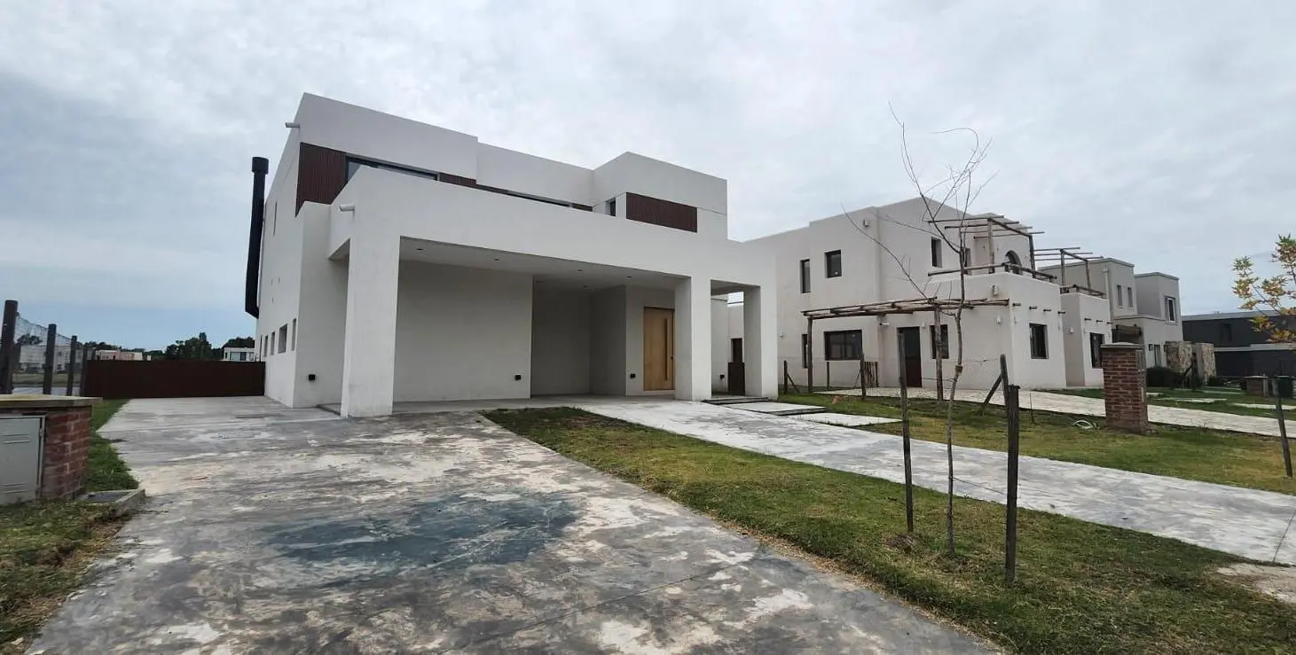 Casa en venta a la laguna en el Barrio Santa Ana, Villanueva. Tigre. A estrenar 2
