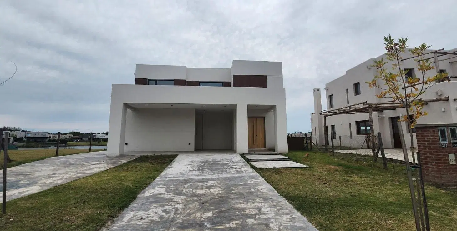 Casa en venta a la laguna en el Barrio Santa Ana, Villanueva. Tigre. A estrenar 2