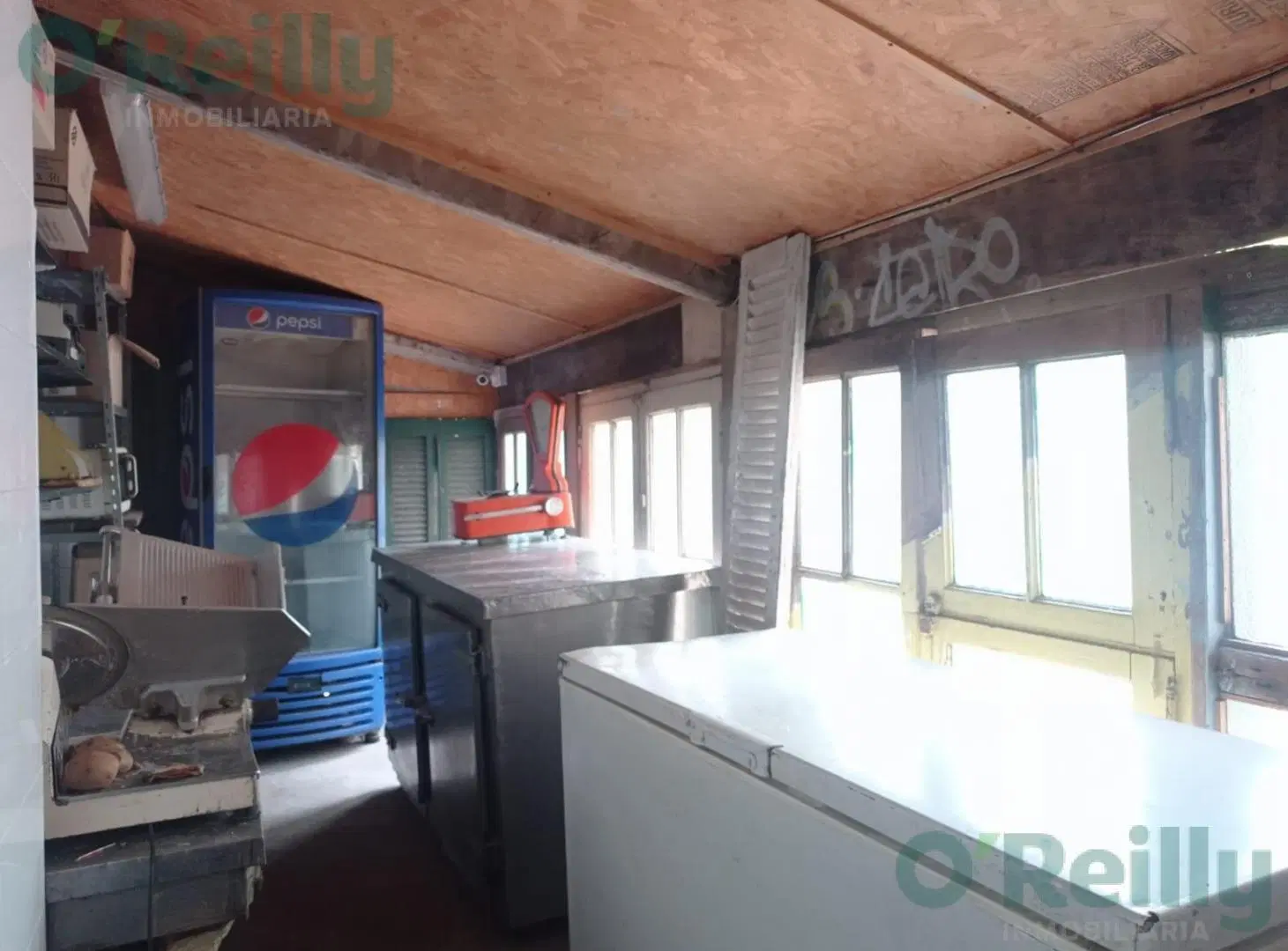 Local en venta bajo San Isidro - Calle Primera Junta 2