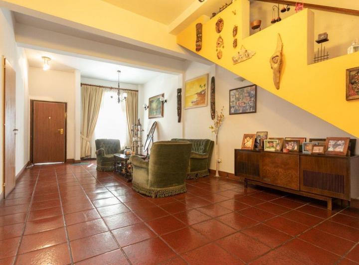 CASA DE 5 AMBIENTES EN VENTA EN ALMAGRO C/ COCHERA 2
