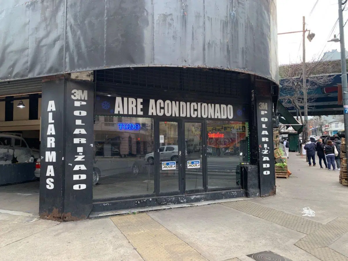 Local comercial esquina Av La Plata 4