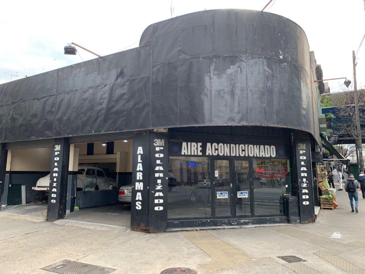 Local comercial esquina Av La Plata