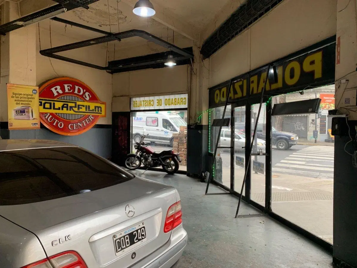 Local comercial esquina Av La Plata 3