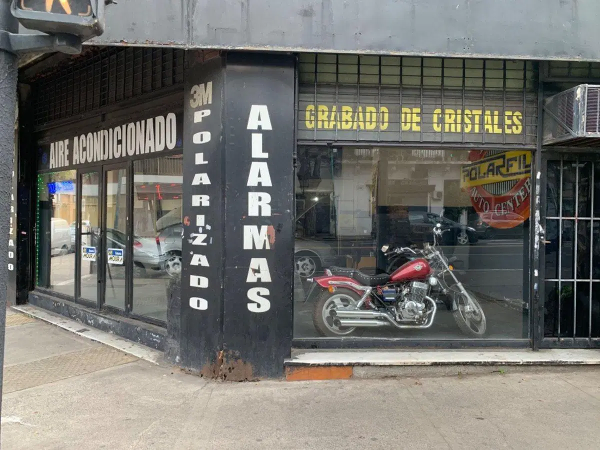 Local comercial esquina Av La Plata 5