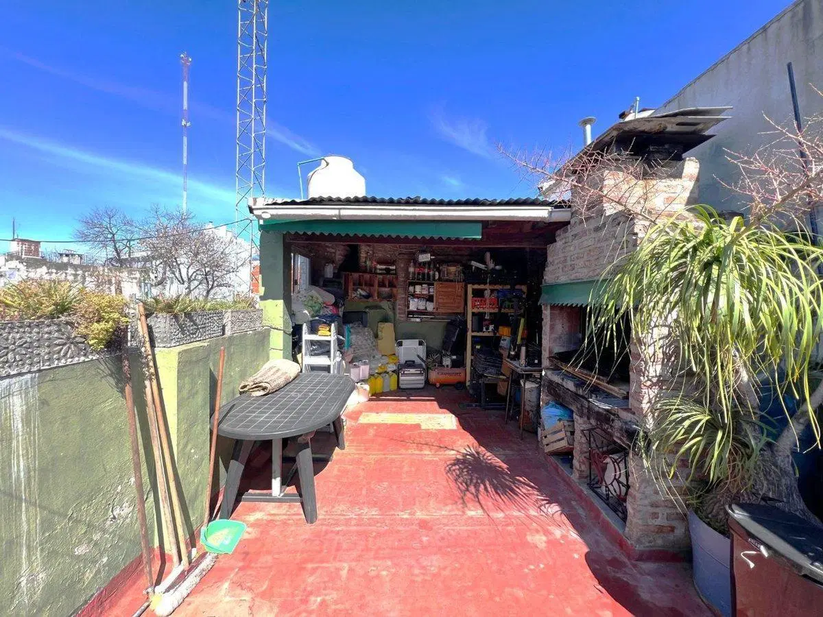 Casa 7 amb. Terraza. Parrilla. Venta. Paternal 5