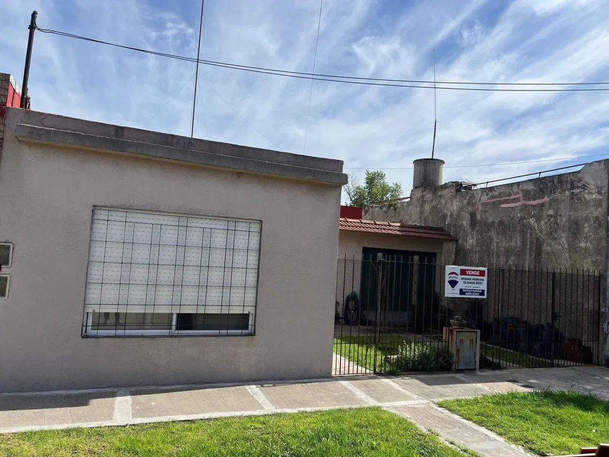 VENTA CASA 3 AMBIENTES PATIO Y COCHERA LANUS 3