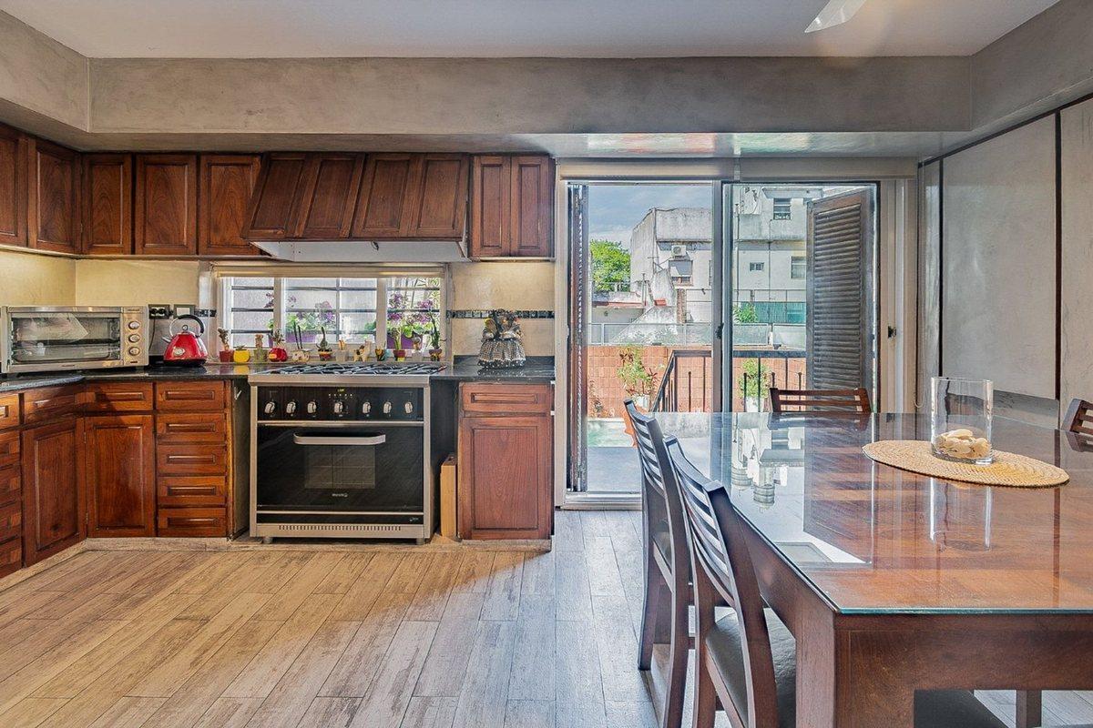 Foto de Venta Casa 6 ambientes Liniers Pileta 3 Cocheras, imagen 3