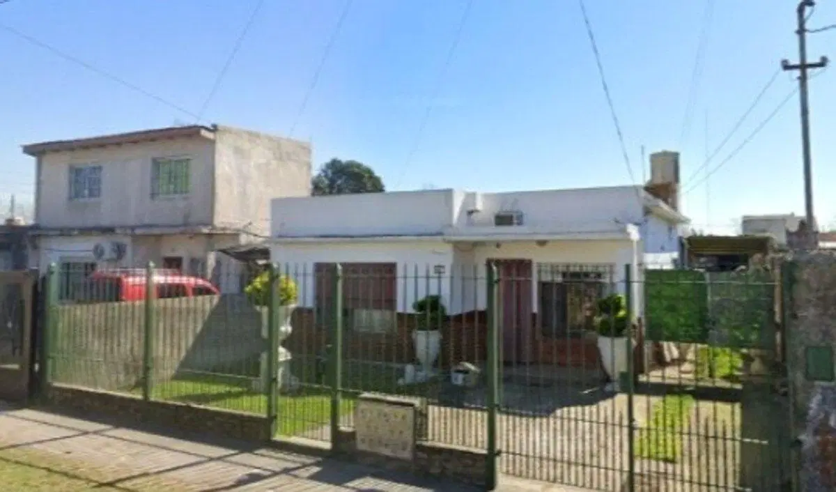 CASA 3 AMBIENTES C/GARAGE, QUINCHO y FONDO QUILMES 4