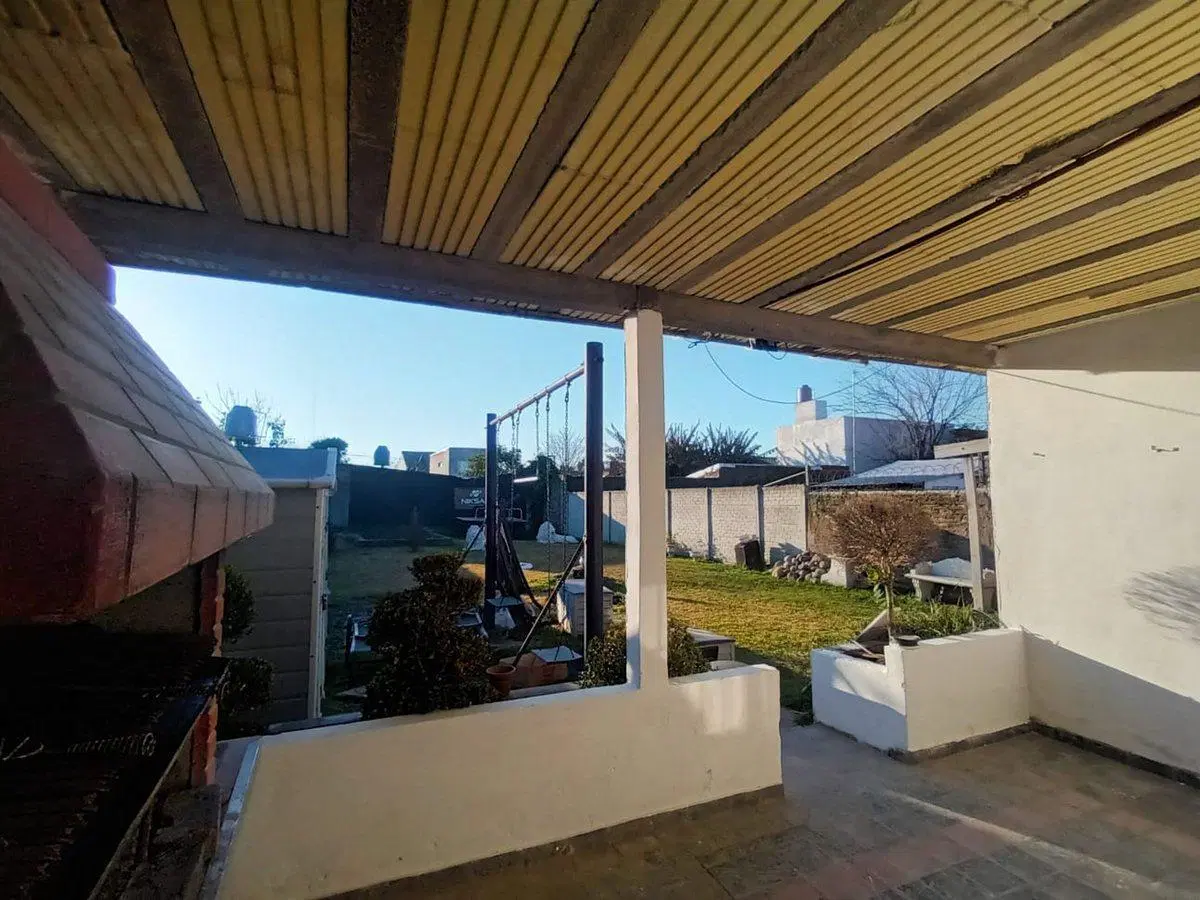 CASA 3 AMBIENTES C/GARAGE, QUINCHO y FONDO QUILMES 8