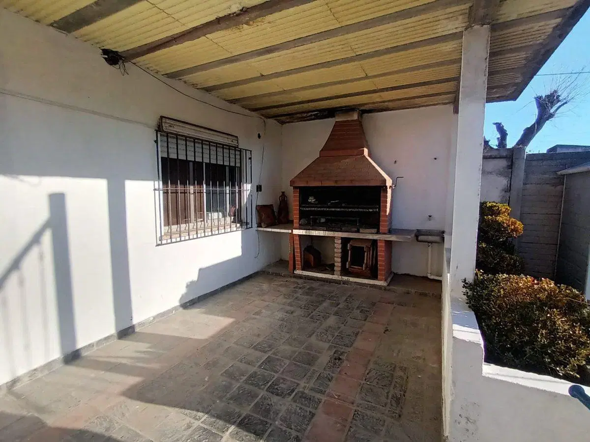 CASA 3 AMBIENTES C/GARAGE, QUINCHO y FONDO QUILMES 2