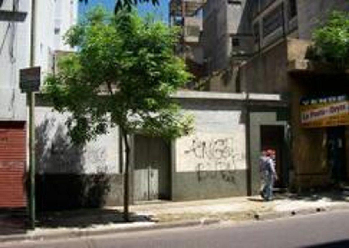 CASA A REFACCIONAR TOTALMENTE-GRANDES MEDIDAS-