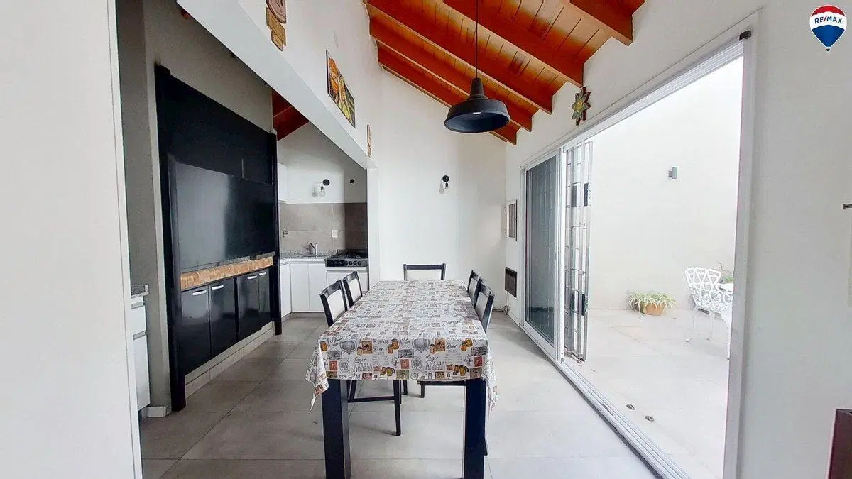VENTA CASA PARQUE CHACABUCO COCHERA QUINCHO 4 AMB 5
