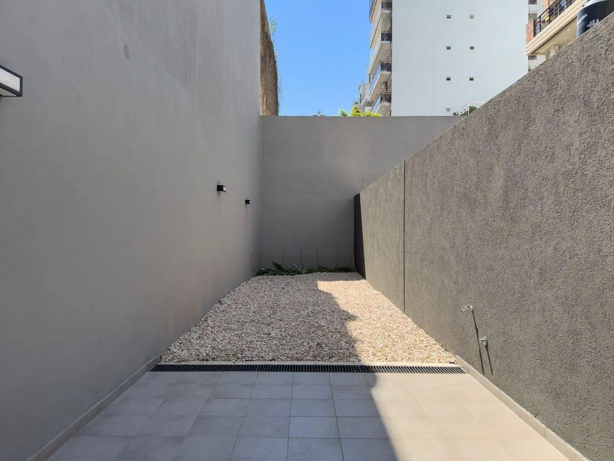VENTA DEPTO MONOAMB A ESTRENAR CON PATIO ALMAGRO 3