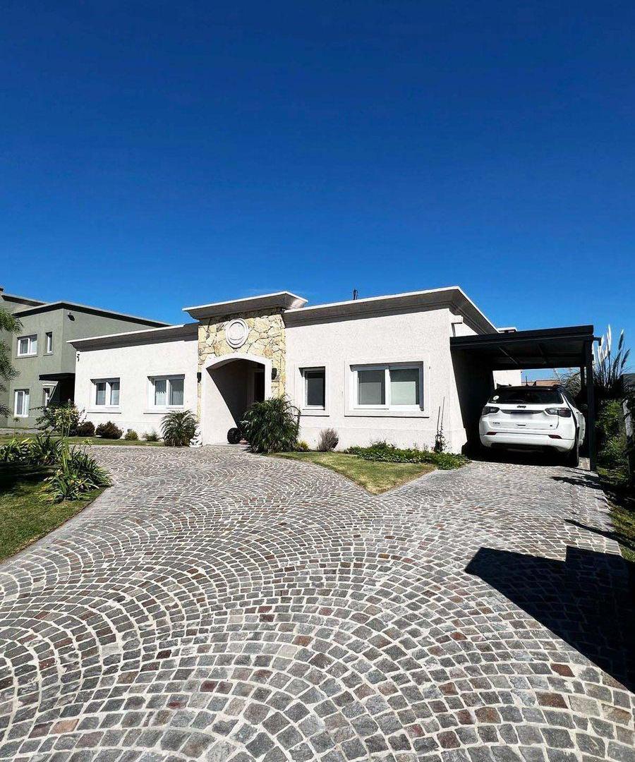 VENTA SAN SEBASTIAN CASA AREA 8 5 AMBIENTES PILETA