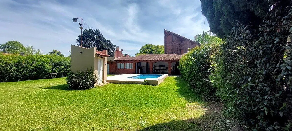 Casa sobre doble lote en EL Trebol con piscina 4