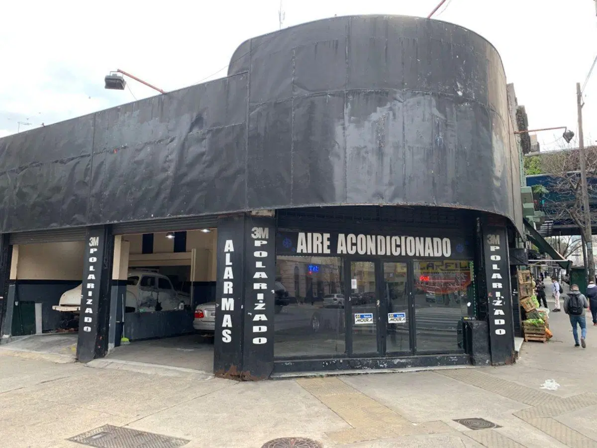 Local comercial esquina Av La Plata 8