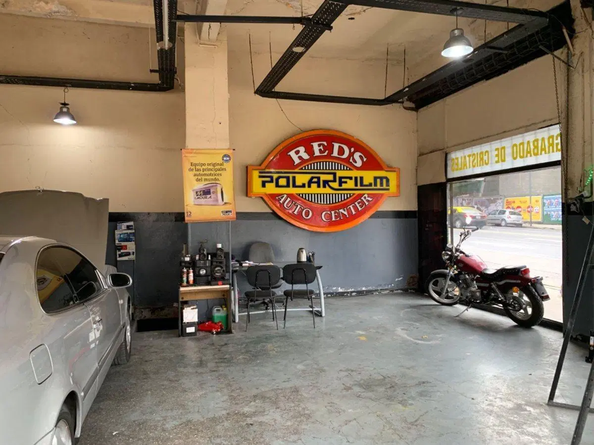 Local comercial esquina Av La Plata 5