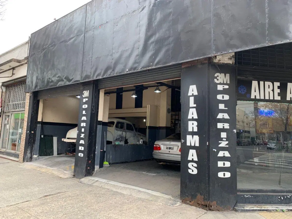 Local comercial esquina Av La Plata 2