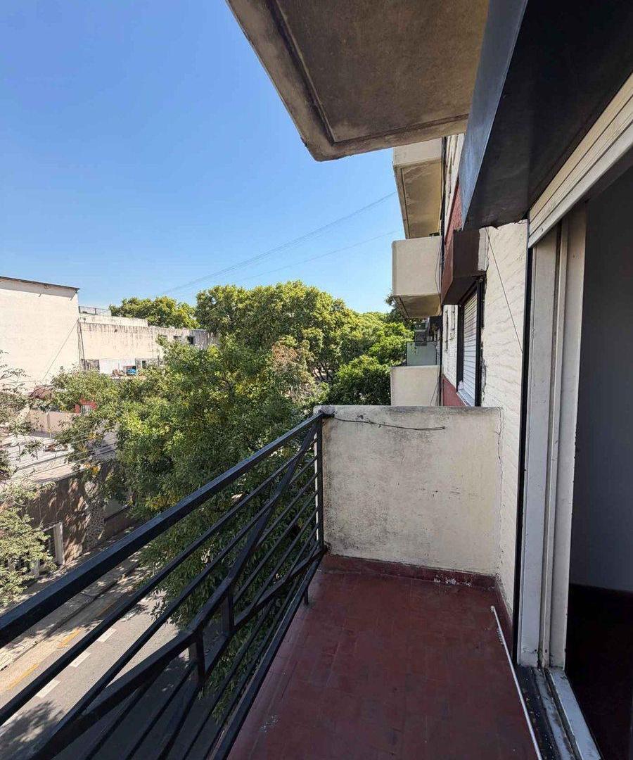 3 AMBIENTES CON BALCON SUPER LUMINOSOS