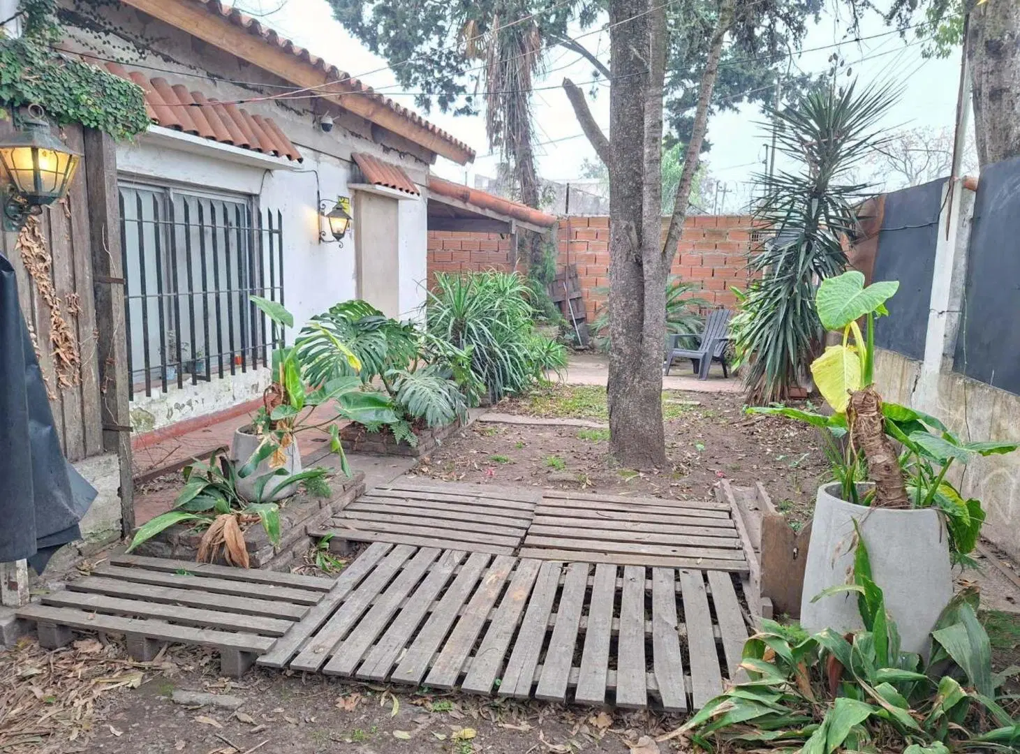 CASA EN VENTA CASTELAR A REFACCIONAR ACEPTA PERMTA 4