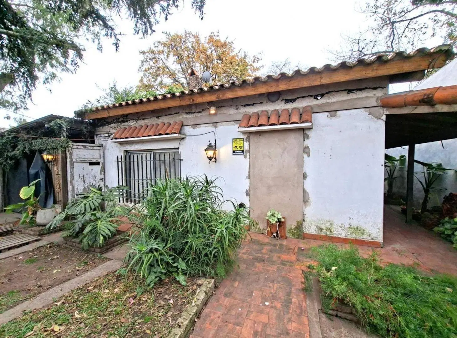 CASA EN VENTA CASTELAR A REFACCIONAR ACEPTA PERMTA 2