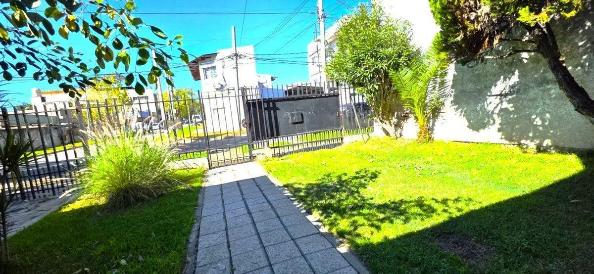 Casa 4 amb/Jardín/cocheras. Única! Caseros 2