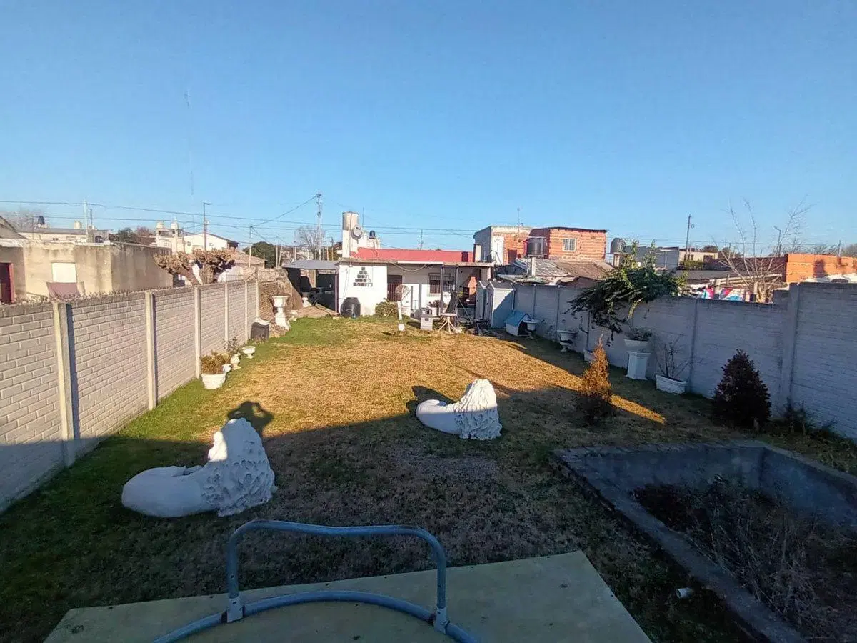 CASA 3 AMBIENTES C/GARAGE, QUINCHO y FONDO QUILMES 8