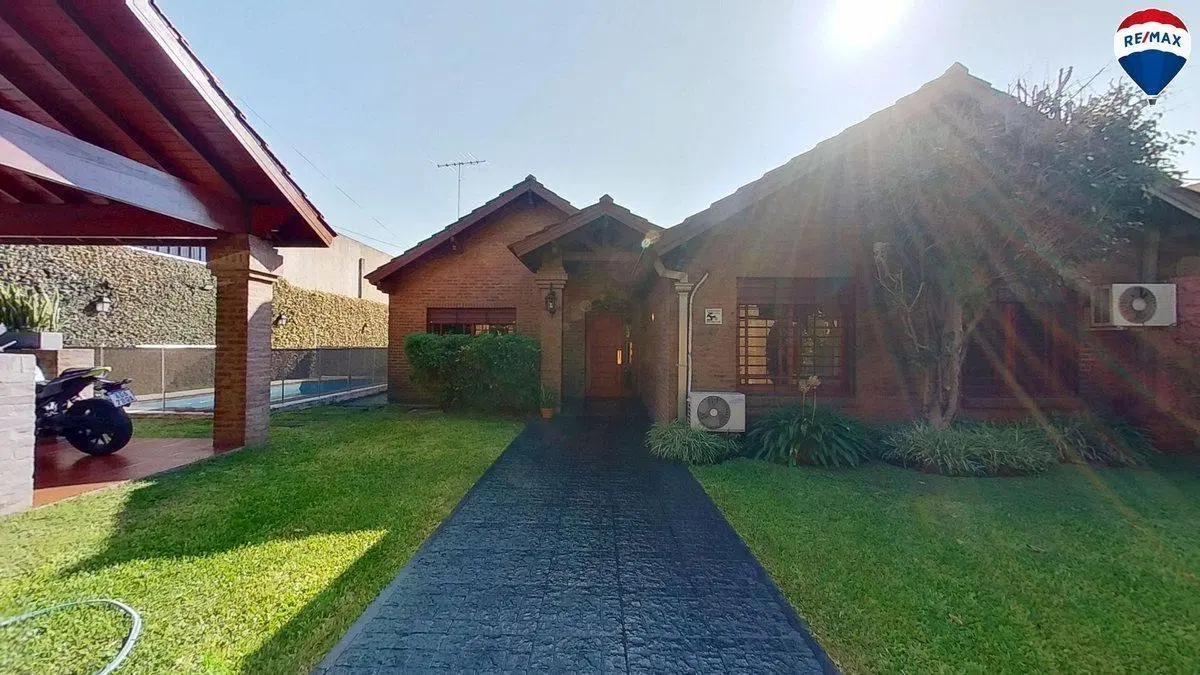 CASA 5 AMBIENTES EN VENTA EN CASTELAR C/PILETA 8