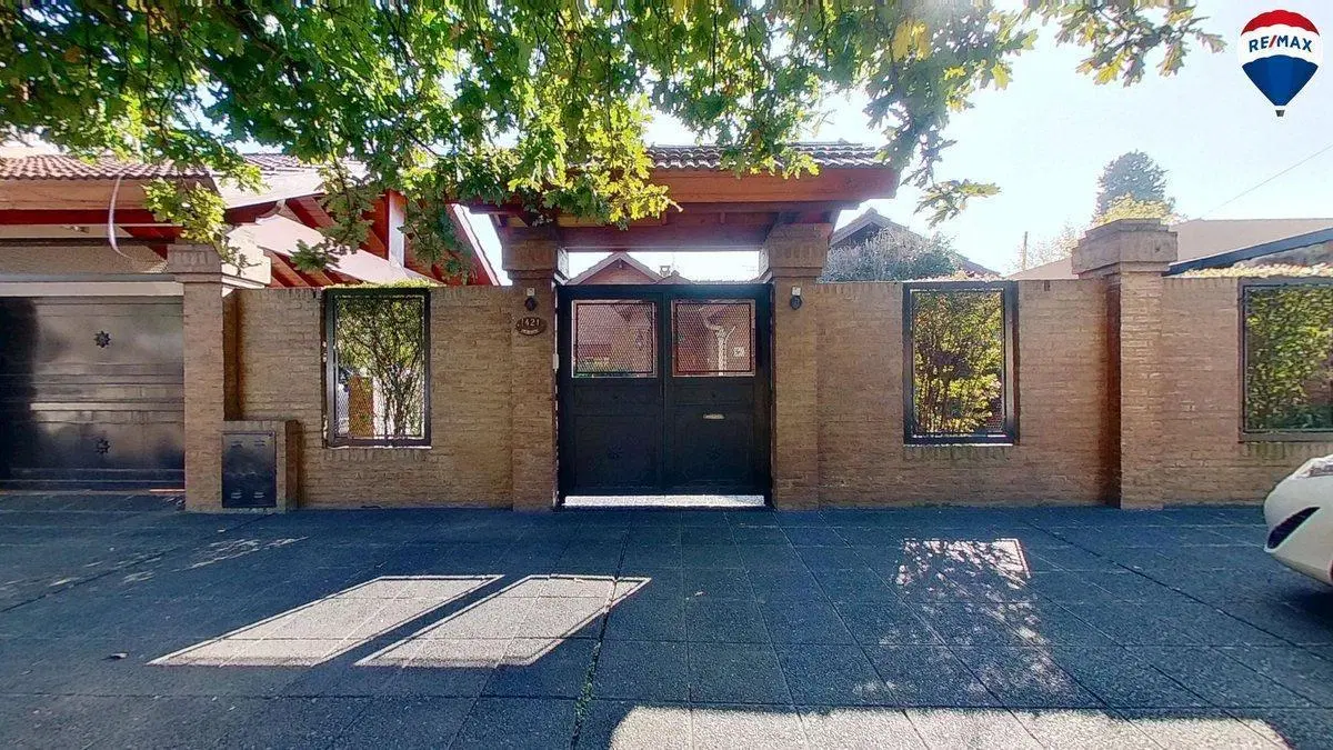 CASA 5 AMBIENTES EN VENTA EN CASTELAR C/PILETA 4