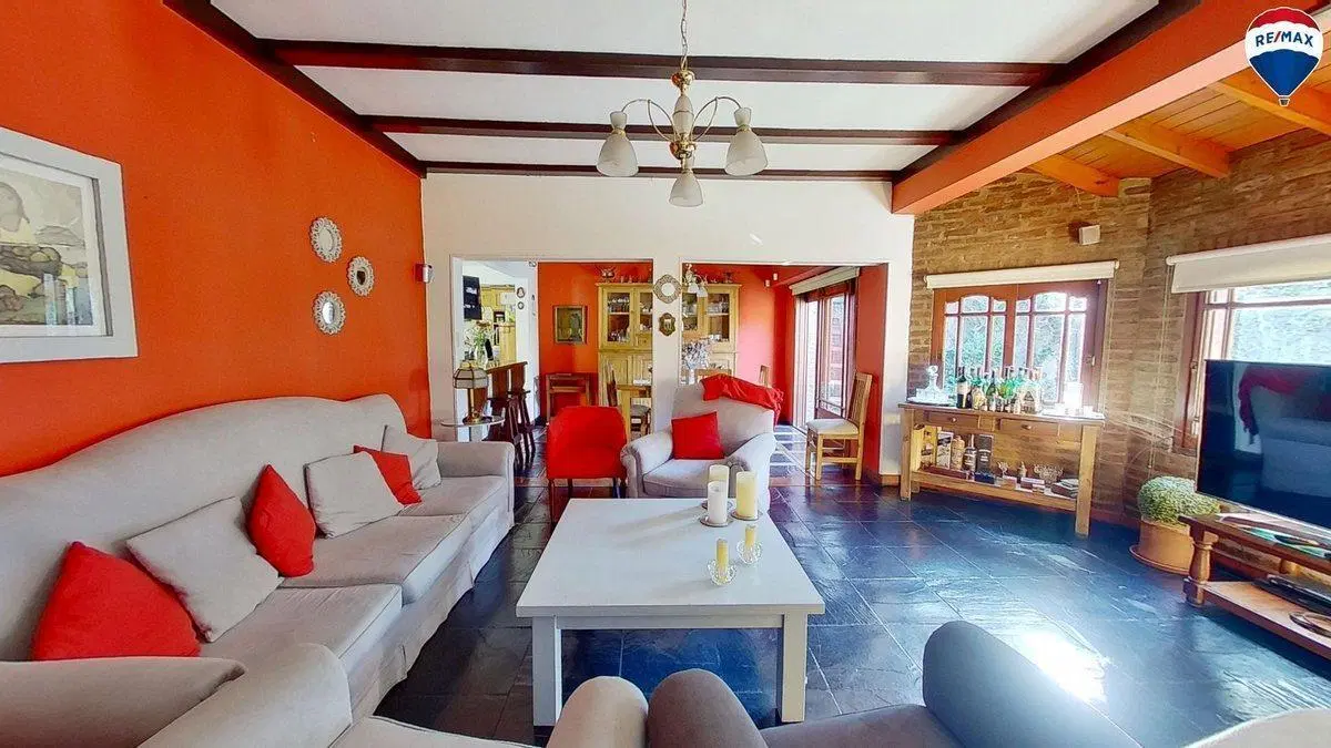 CASA 5 AMBIENTES EN VENTA EN CASTELAR C/PILETA 3