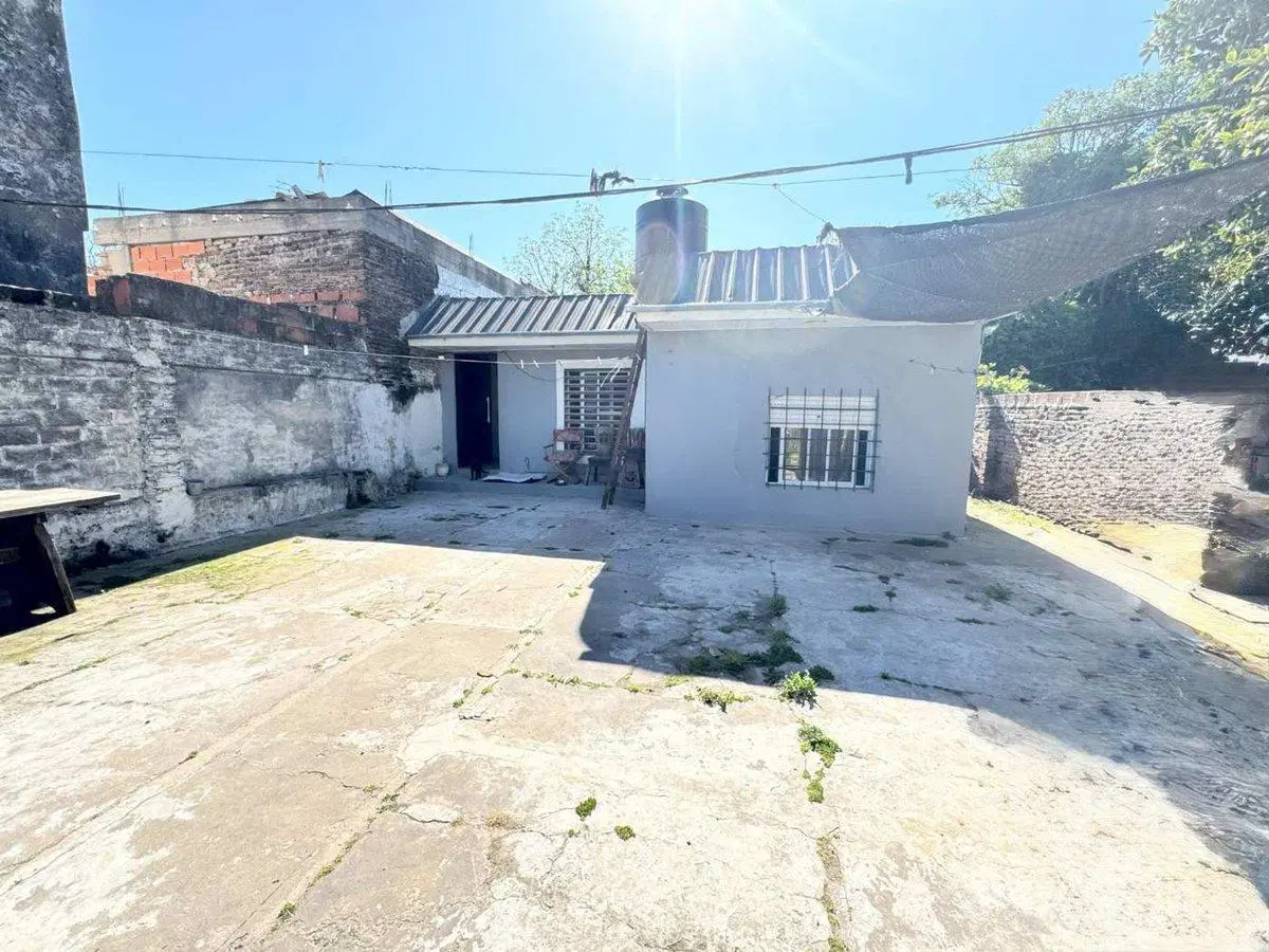 VENTA CASA 3 AMBIENTES CON LOTE LIBRE DE 200M2 2