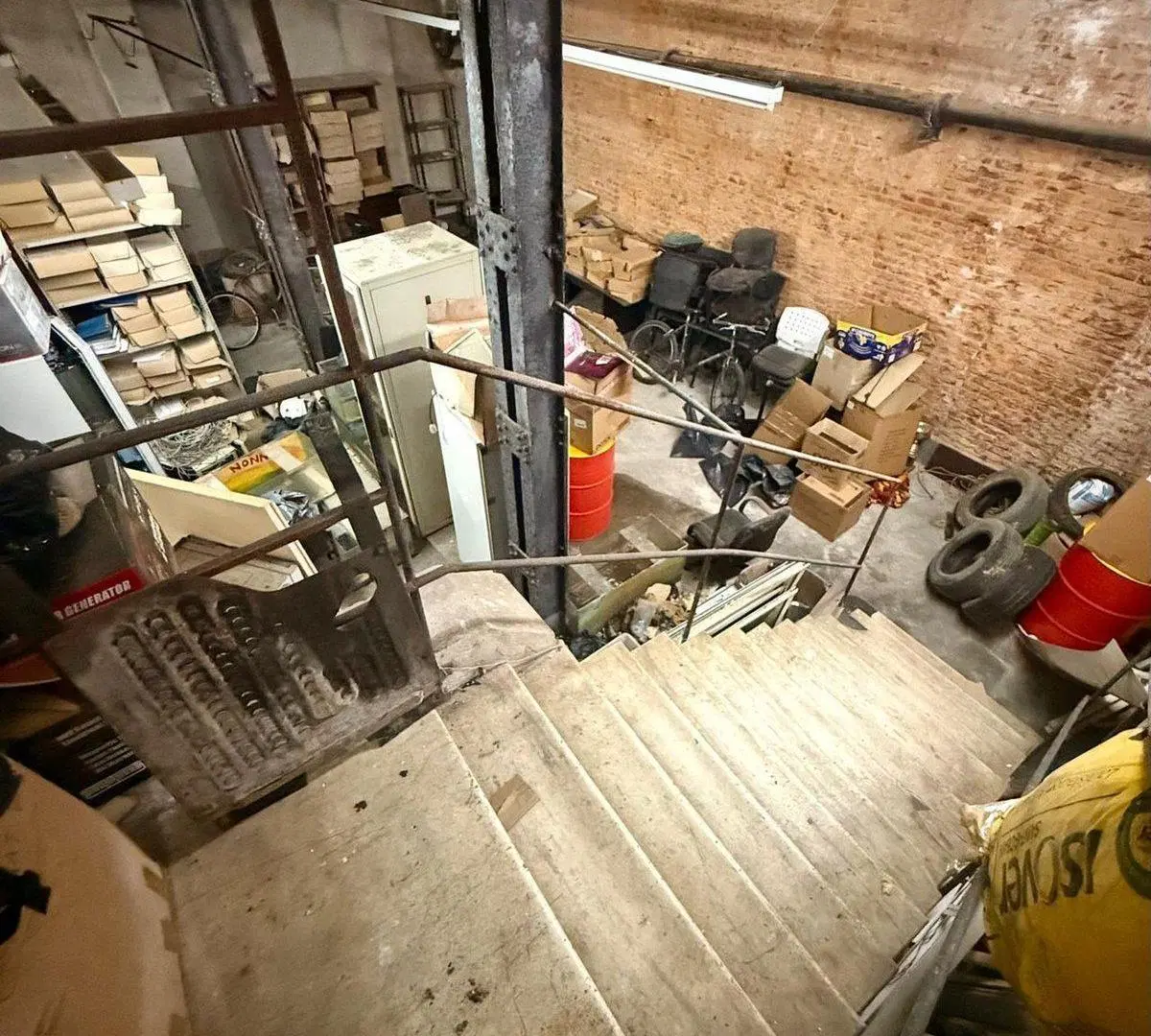 LOCAL COMERCIAL EN VENTA EN MONSERRAT GRAN SOTANO 8
