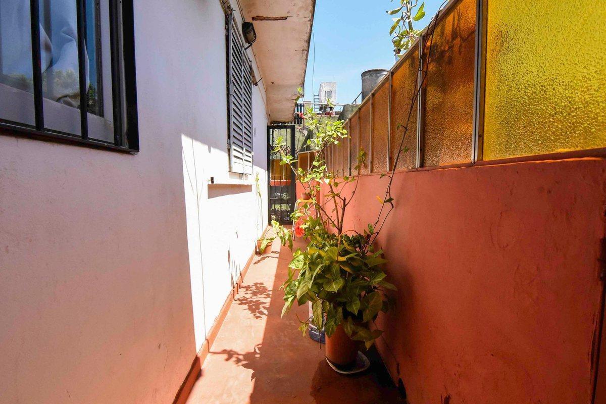 Foto de VENTA PH 4 AMB C/BALCON SIN EXPENSAS PATERNAL, imagen 2
