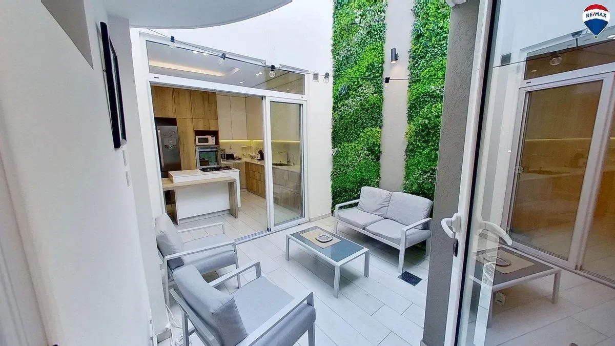 VENTA CASA PARQUE CHACABUCO COCHERA QUINCHO 4 AMB 2