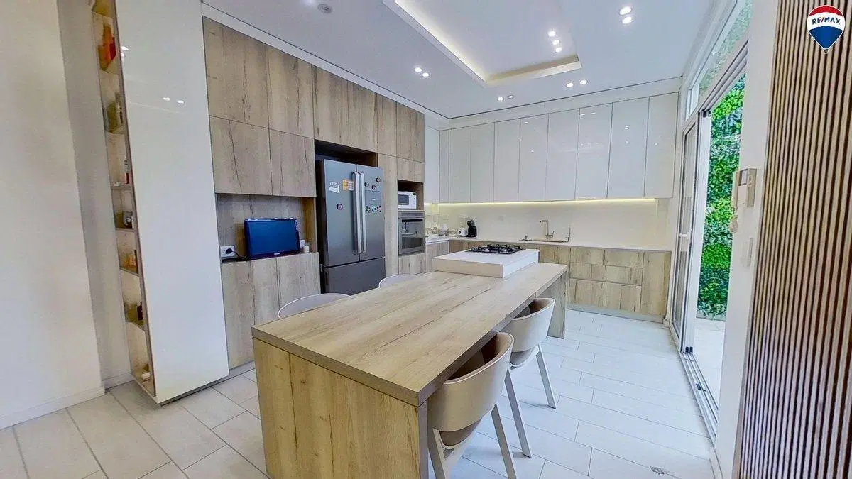 VENTA CASA PARQUE CHACABUCO COCHERA QUINCHO 4 AMB 4