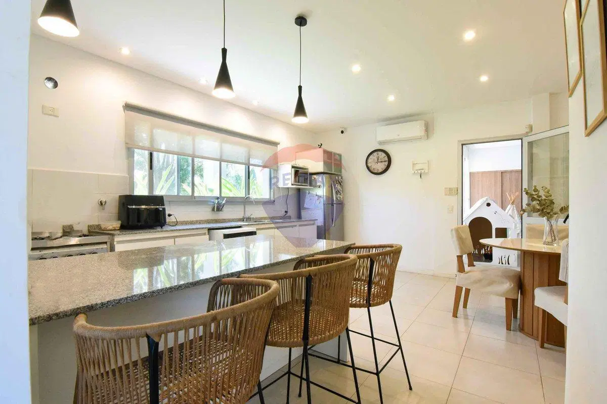VENTA CASA PILAR DEL ESTE SANTA GUADALUPE PILETA 8