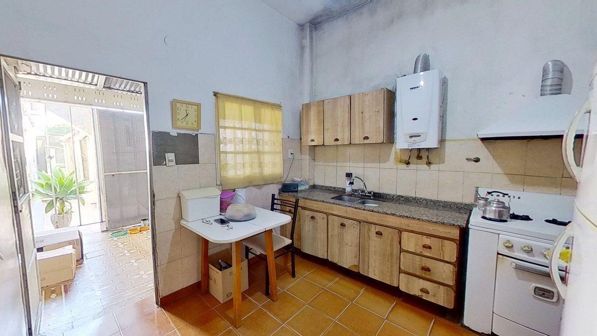Foto de VENTA CASA 4 AMB c/LOCAL y GARAGE en LANUS, imagen 4