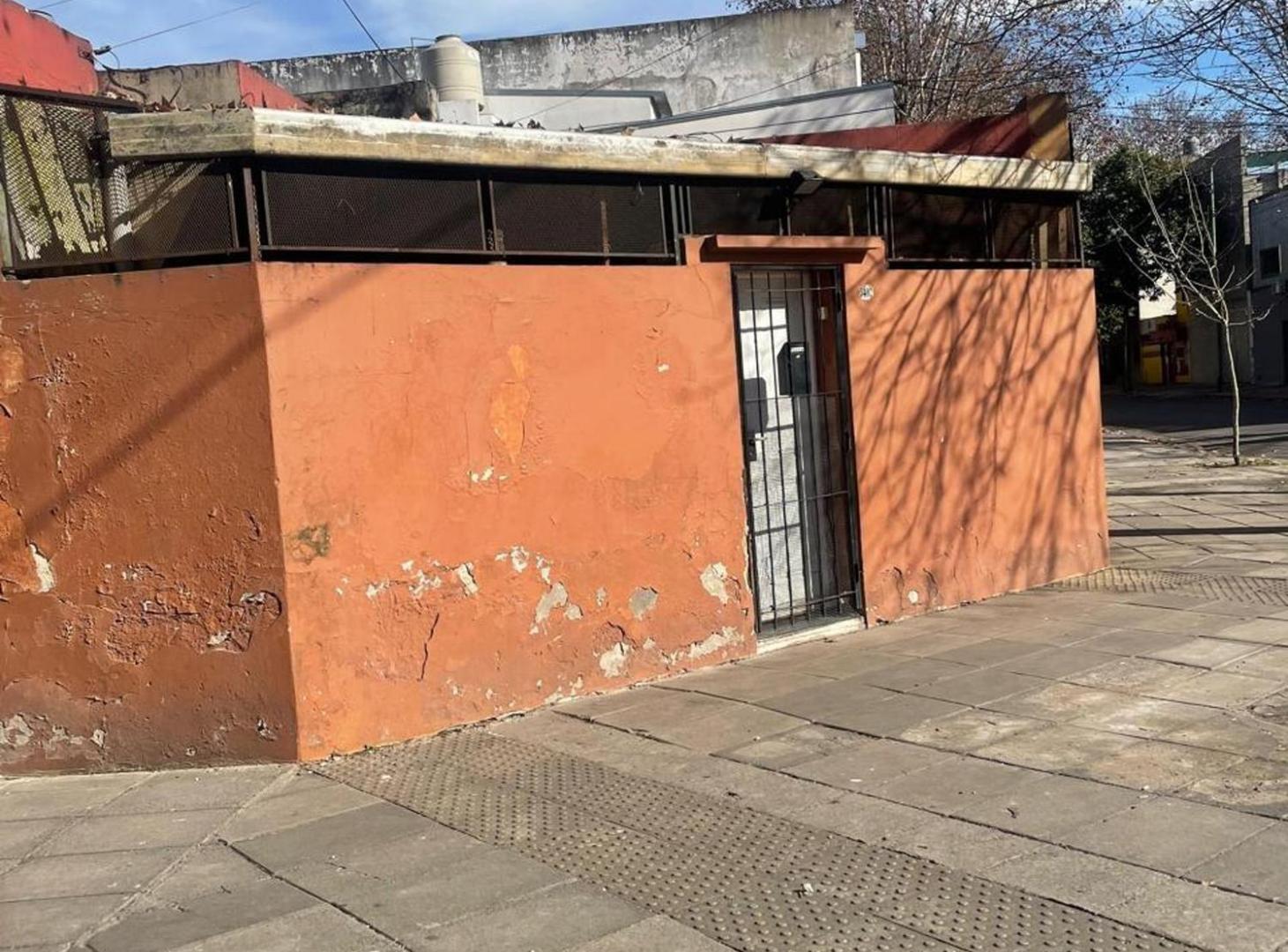 Foto de VENTA PH DE 3 AMBIENTES A RECICLAR EN MATADEROS, imagen 2
