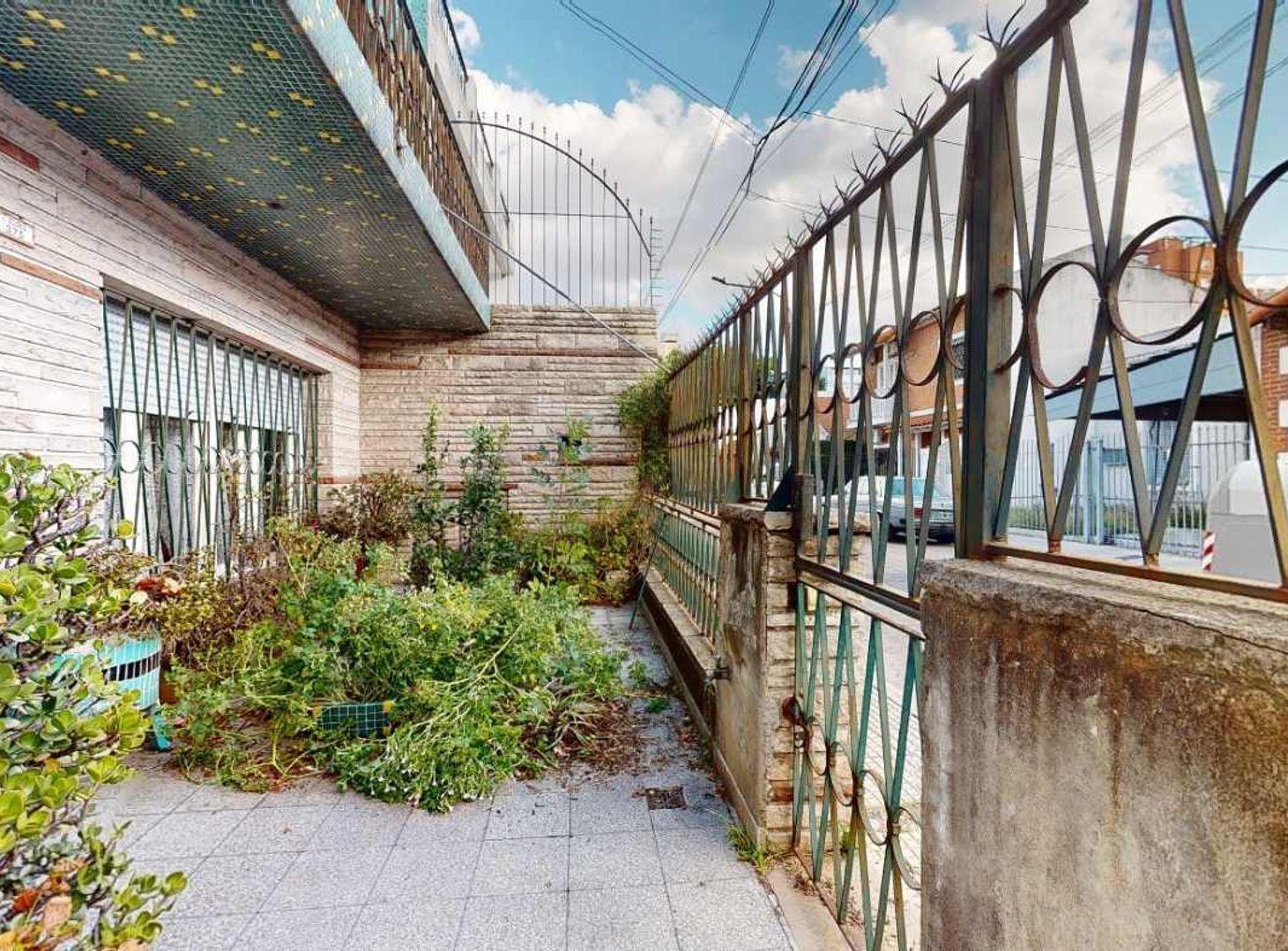 Foto de PH tipo casa c/cochera, patio y parrilla- liniers, imagen 4