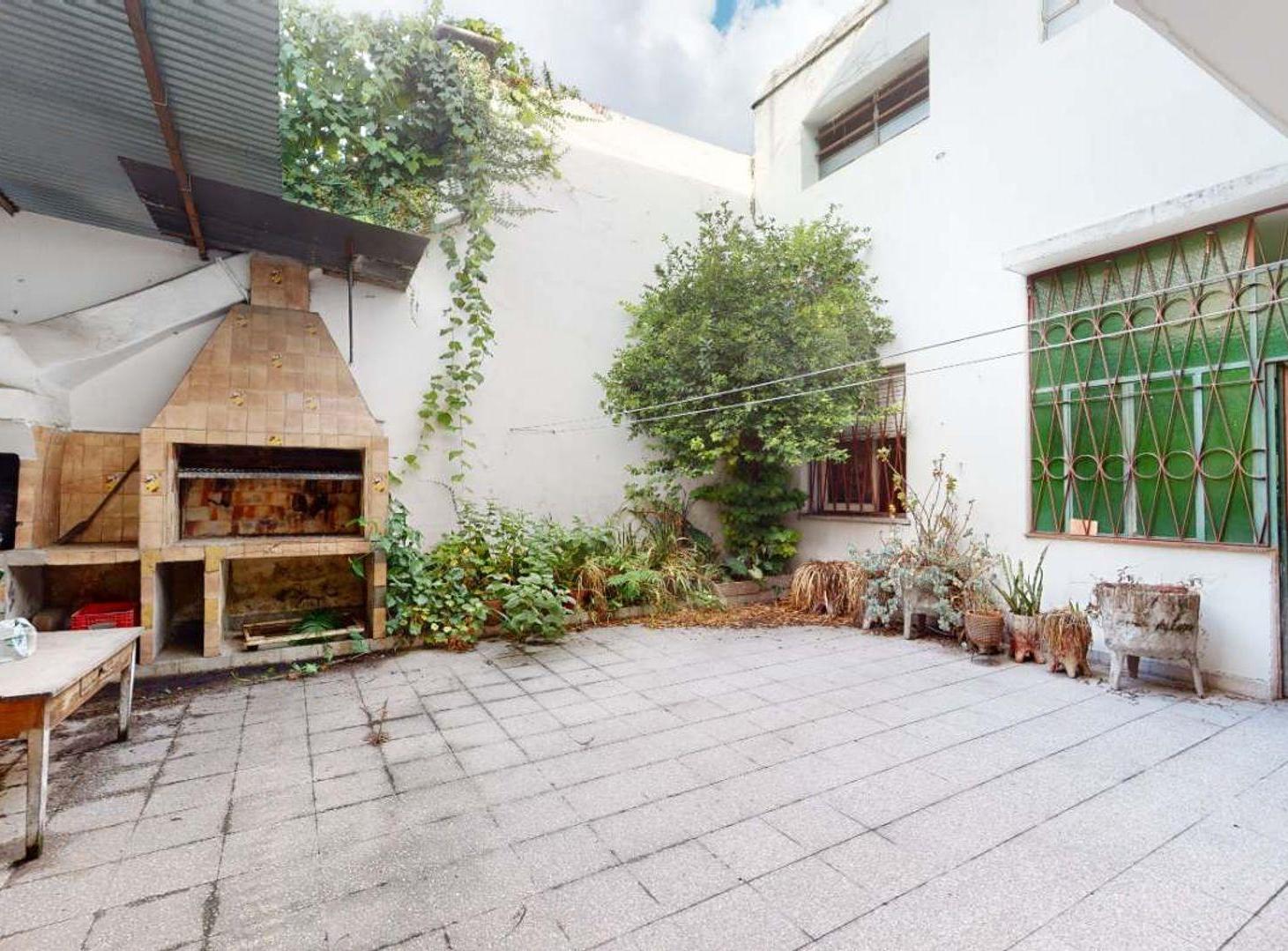 Foto de PH tipo casa c/cochera, patio y parrilla- liniers, imagen 1