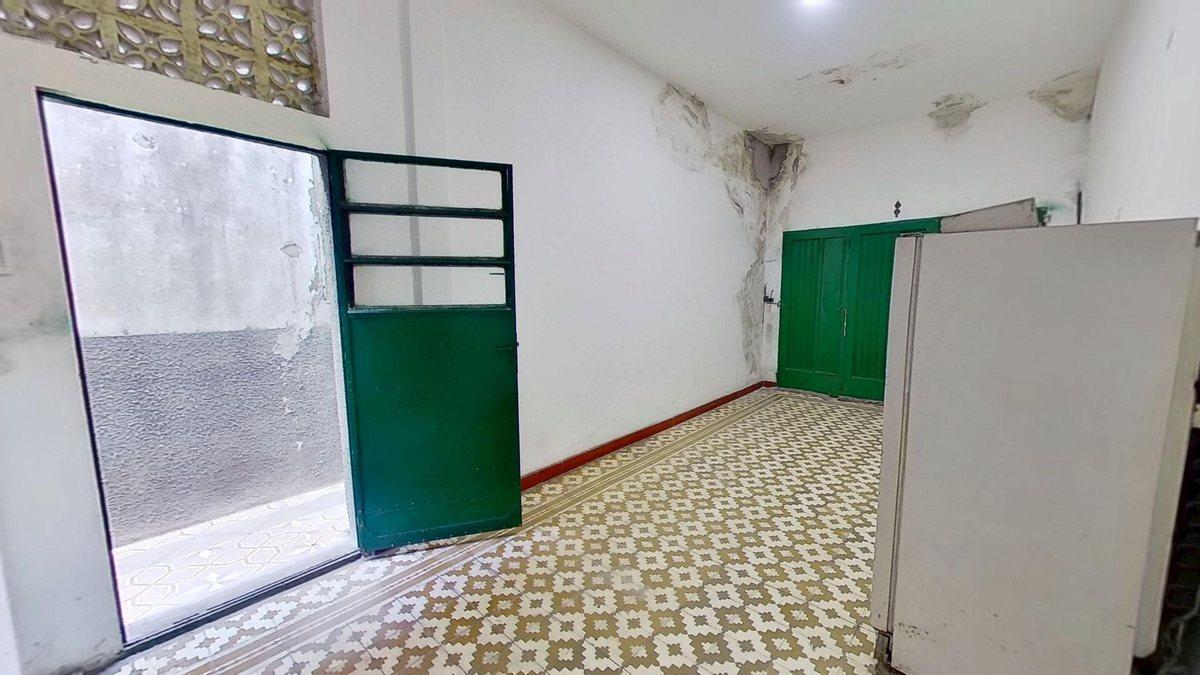 Foto de VENTA CASA 4 AMB c/LOCAL y GARAGE en LANUS, imagen 4
