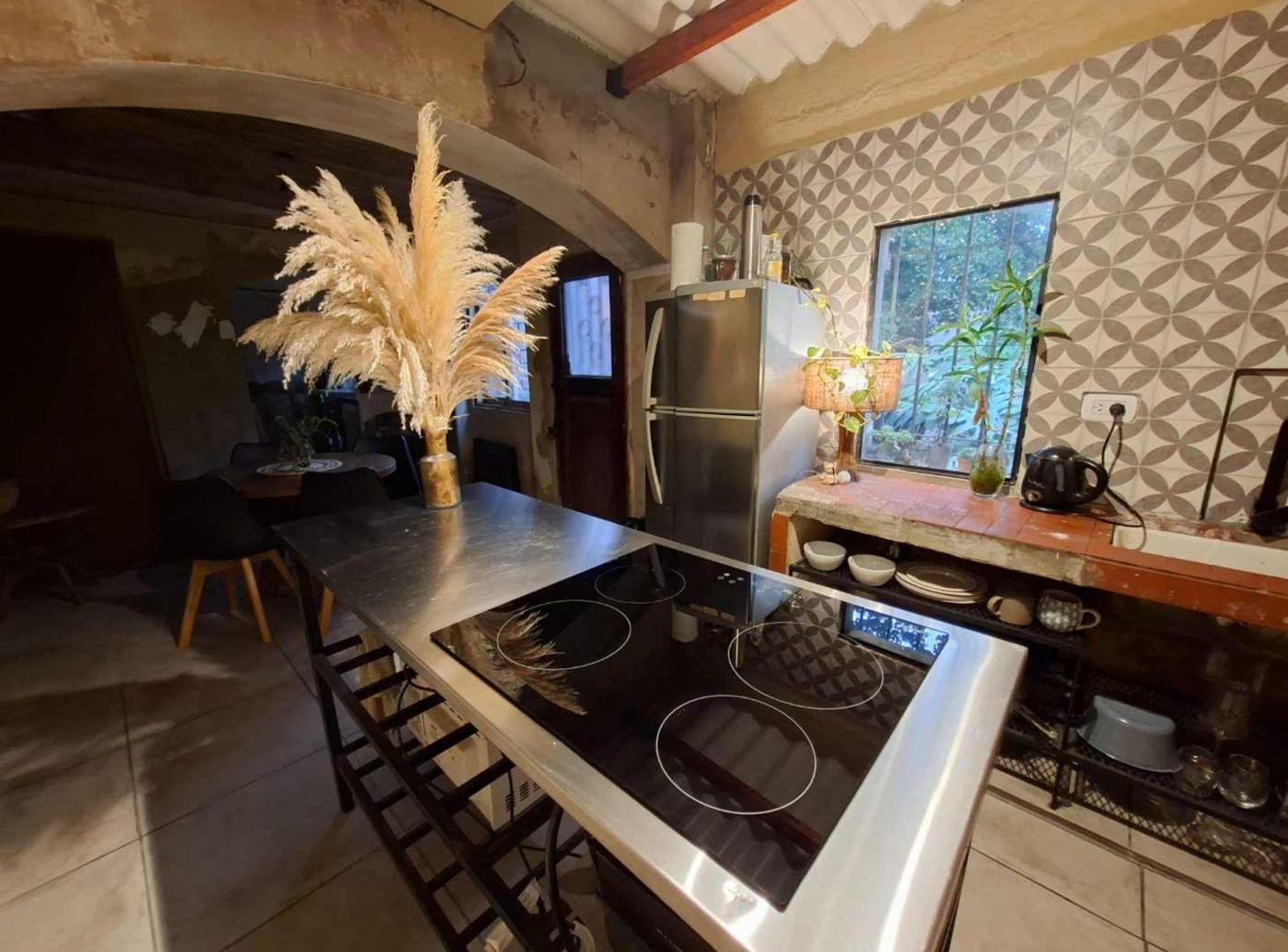 Foto de CASA EN VENTA CASTELAR A REFACCIONAR ACEPTA PERMTA, imagen 2