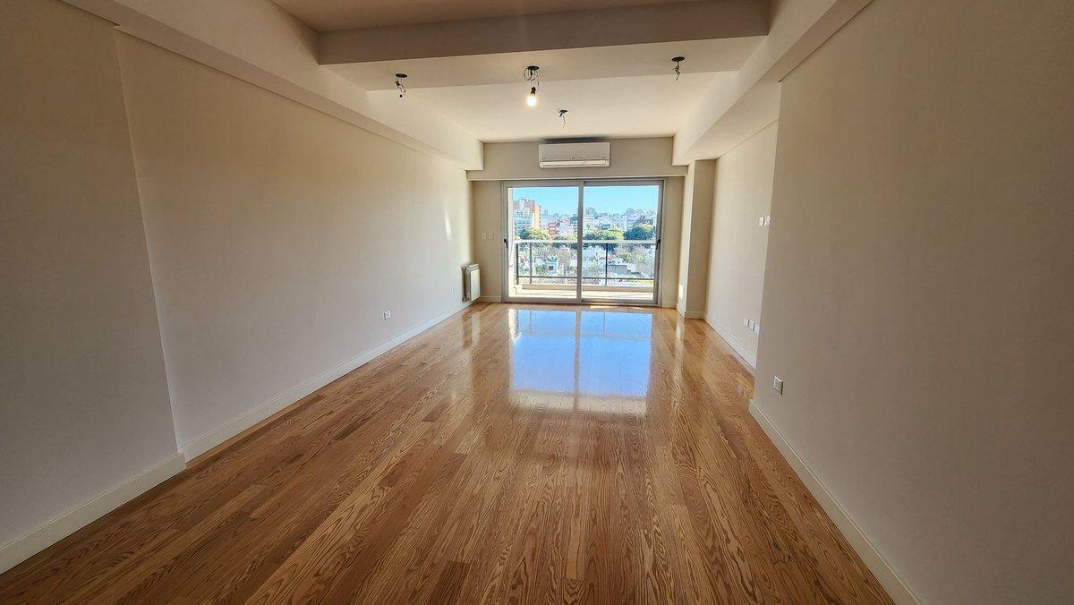 Foto de VENTA DEPTO 4AMB BALCÓN Y COCH. ESTRENAR CABALLITO, imagen 2